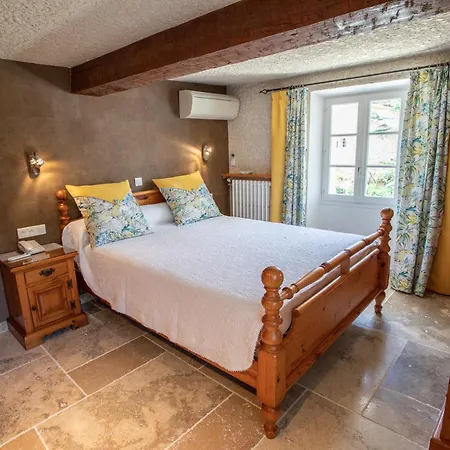 L' Escapade & Restaurant Hotel