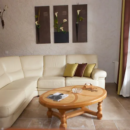 L' Escapade & Restaurant מלון
