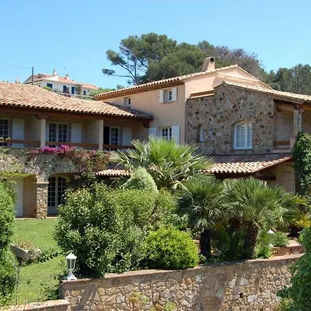 L' Escapade & Restaurant מלון