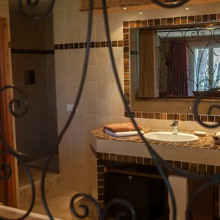 L' Escapade & Restaurant Hotel