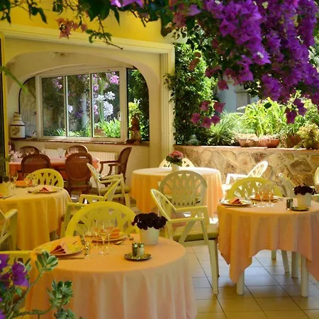 L' Escapade & Restaurant 3*